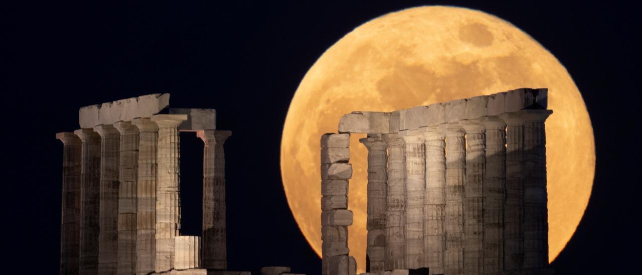 Una foto de archivo de la superluna en Grecia