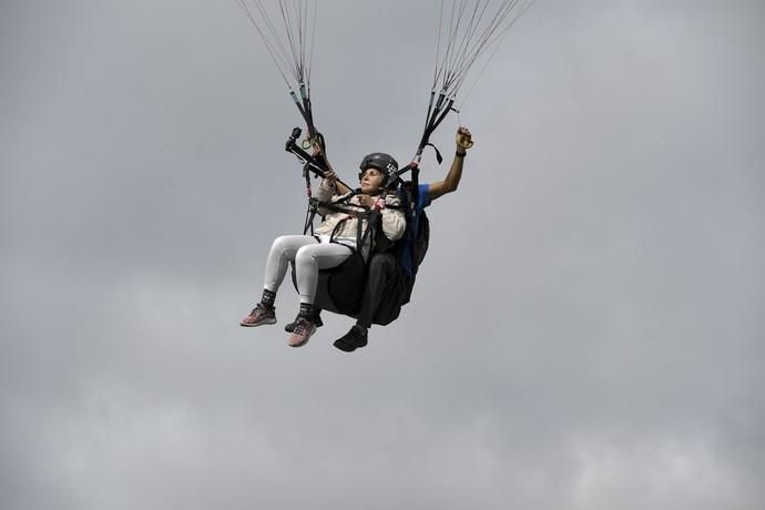 10-05-19 LAS PALMAS DE GRAN CANARIA. ZONA DE SALTOS PARAPENTE DE LOS GILES. LAS PALMAS DE GRAN CANARIA. Nardy Barrios en parapente.  Nardy Barrios se tira en parapente desde Los Giles junto a una persona que ganó un concurso. Fotos: Juan Castro  | 10/05/2019 | Fotógrafo: Juan Carlos Castro