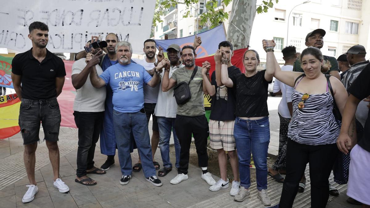 "¡Fuera argelinos!": Un centenar de vecinos del barrio palmesano de Son Gotleu se manifiestan con lemas y símbolos xenófobos y racistas
