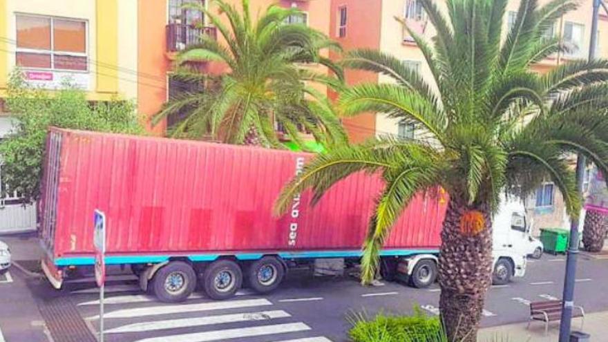 Un camión de grandes dimensiones circula por la realejera avenida de Canarias antes de la prohibición de paso.