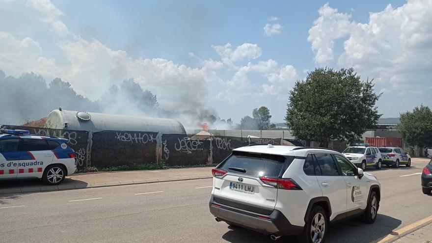 Dispositiu a l'exterior de l'empresa Unión Bermeo d'Artés, afectada per un incendi