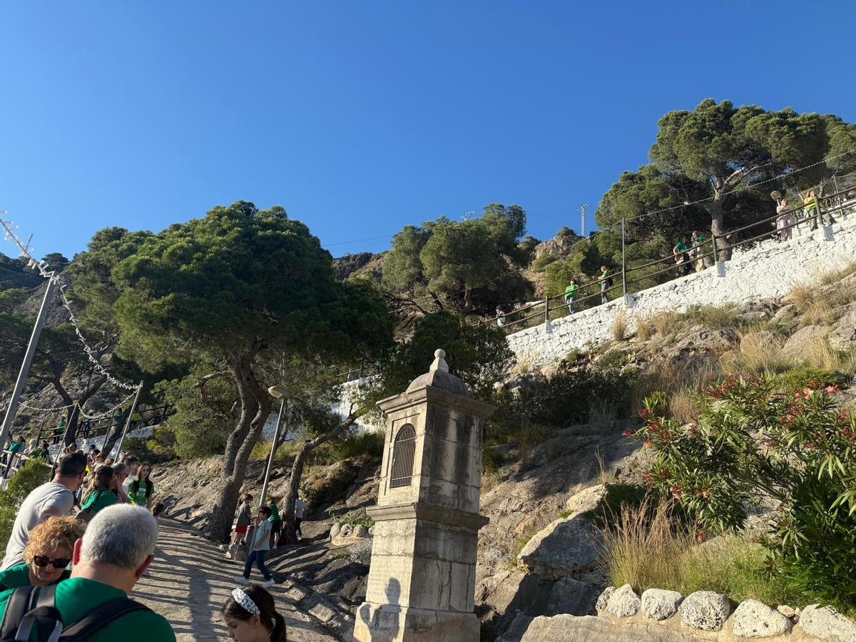 La cadena por la subida del camino del calvario.