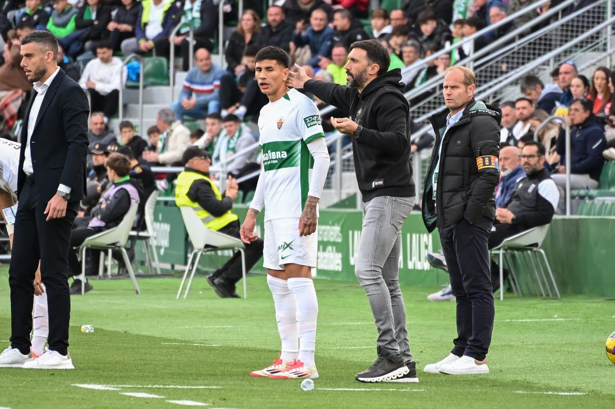 Eder Sarabia da instrucciones a los suyos mientras prepara un cambio en el Elche-Cartagena.