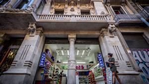 barcelona 07/08/2024 El Barcelona expedienta un supermercado 24h que intenta abrir en los bajos de un edificio modernista, antigua sede de la conselleria de Economía el día después de que se hiciera viral las onras para abrirlo sin licencia. AUTOR: JORDI OTIX