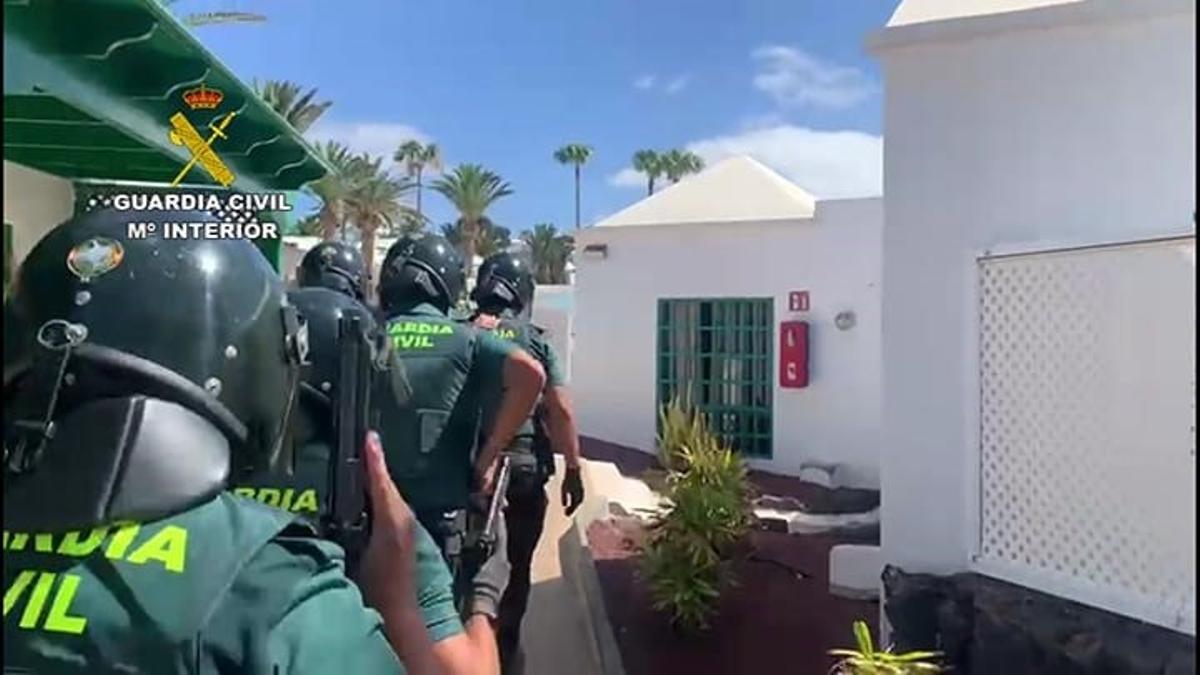 Agentes de la Guardia Civil durante una detención.