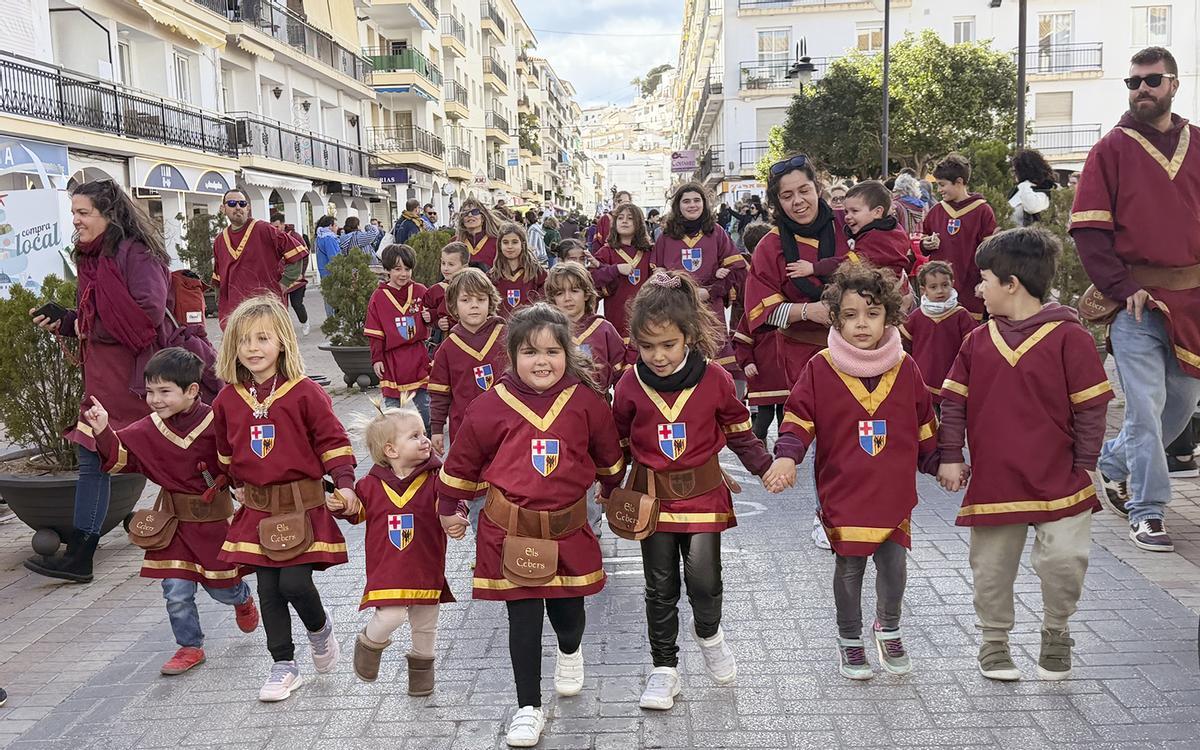 Niños de Els Cebers en el desfile infantil del Mig Any