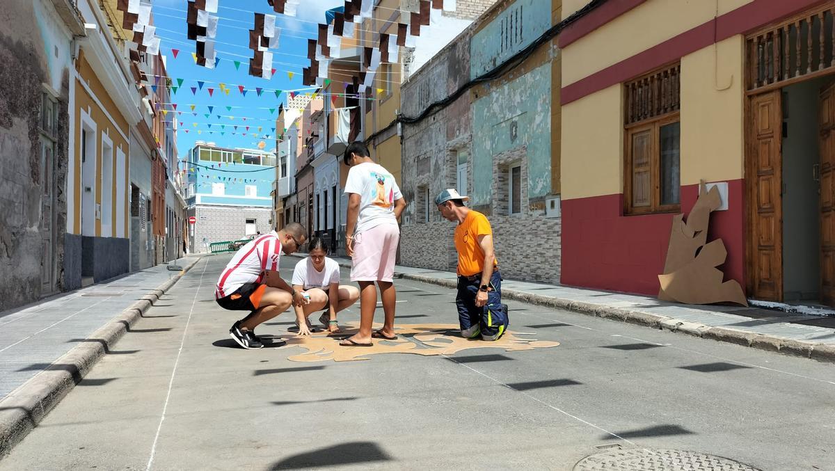 Así preparan las alfombras de La Isleta