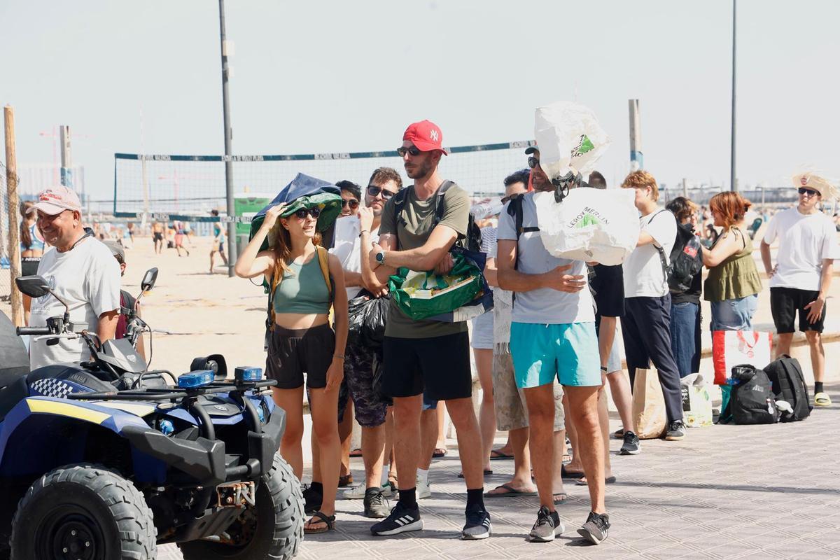 Reparto de leña para la noche de San Juan en València Reparto de leña para la noche de San Juan en València