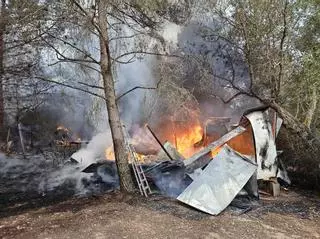 Alarma por un incendio de una infravivienda en una zona forestal en Sant Josep