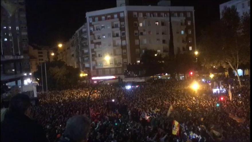 Así anima la afición del Valencia en las afueras de Mestalla