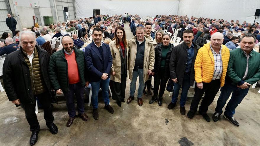 Directivos de O Rodo y representantes de la Xunta, la Diputación 
y el Concello de Rodeiro, ayer, en la cooperativa. |  Bernabé