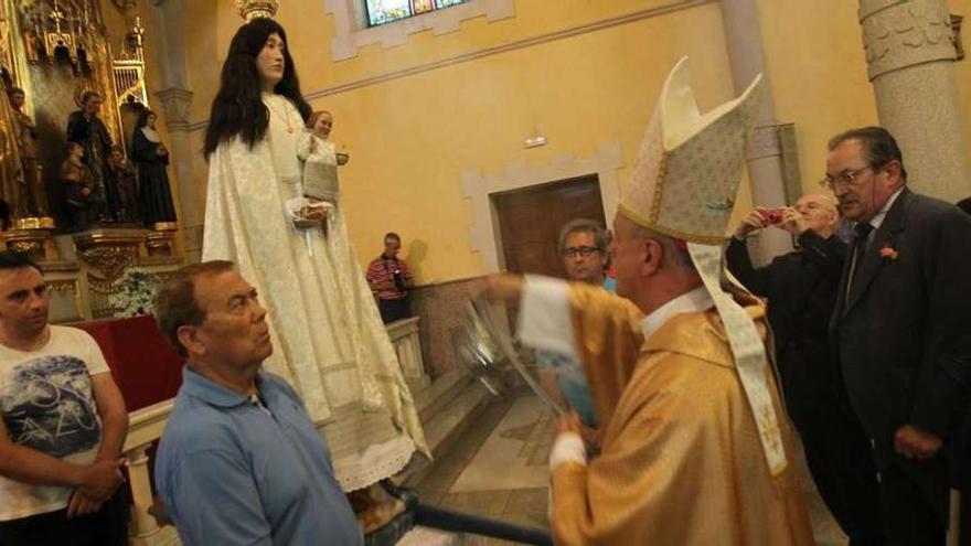 La imagen de la nueva virgen, ayer, durante la bendición del obispo de Ourense.