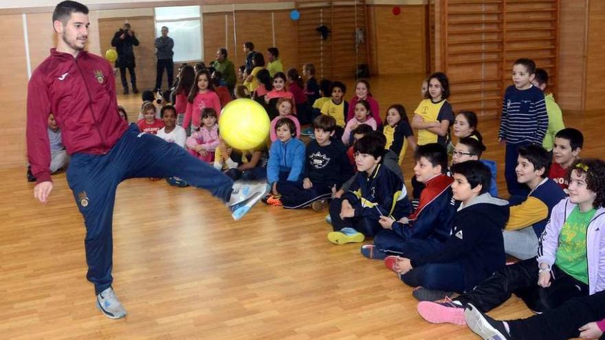 Jandrín, junto con Company, visitó ayer el colegio de Barcelos. // Rafa Vázquez