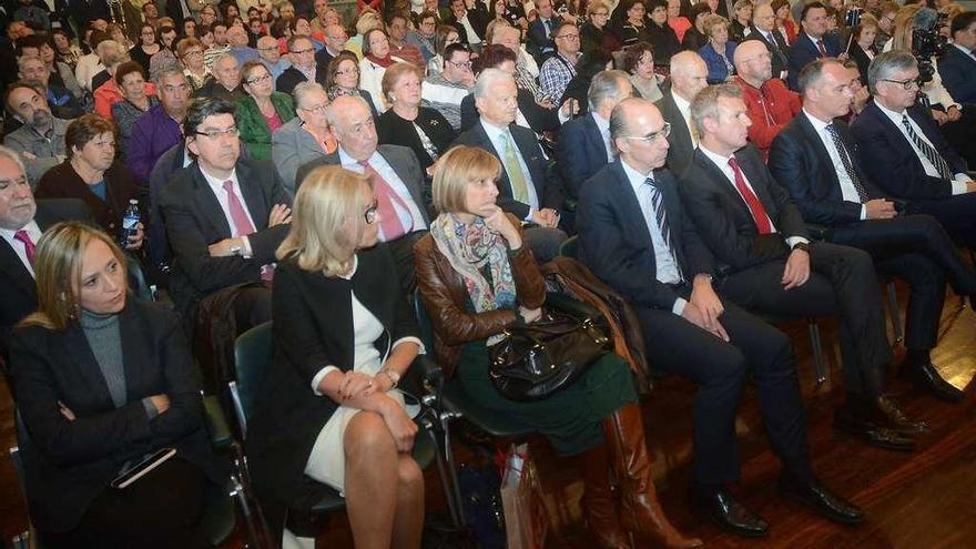 En primera fila, Elena Muñoz, Corina Porro, Nava Castro, Vázquez Almuiña, Alfonso Rueda, Correia da Silva y Vieites. Detrás, Santalices, López-Chaves, Pedro Regojo, Novoa y José Benito Suárez (tapado). // R. Vázquez