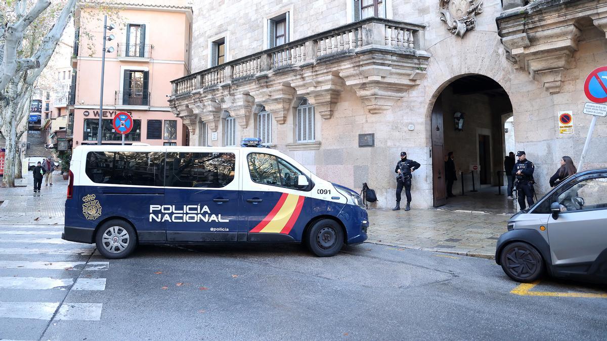 Un furgón policilal ingresa en la Audiencia Provincial de Palma
