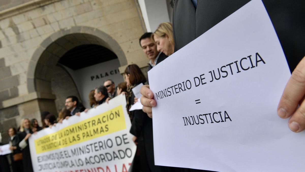 Los letrados, en una concentración ante el Palacio de Justicia de San Agustín, en una imagen de finales de febrero.