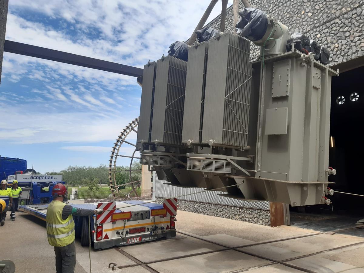Cambio de un transformador en una subestación eléctrica de Endesa.