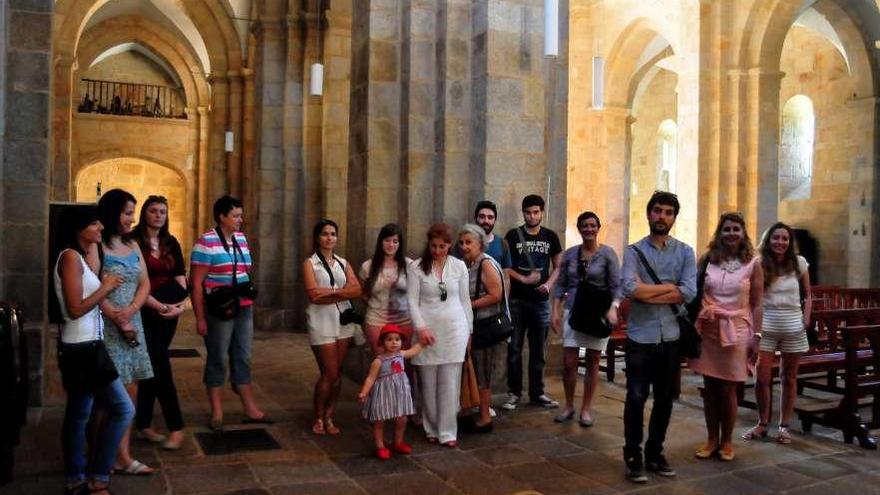 Los alumnos del curso en su visita al Monasterio de Santa María de Armenteira, ayer.