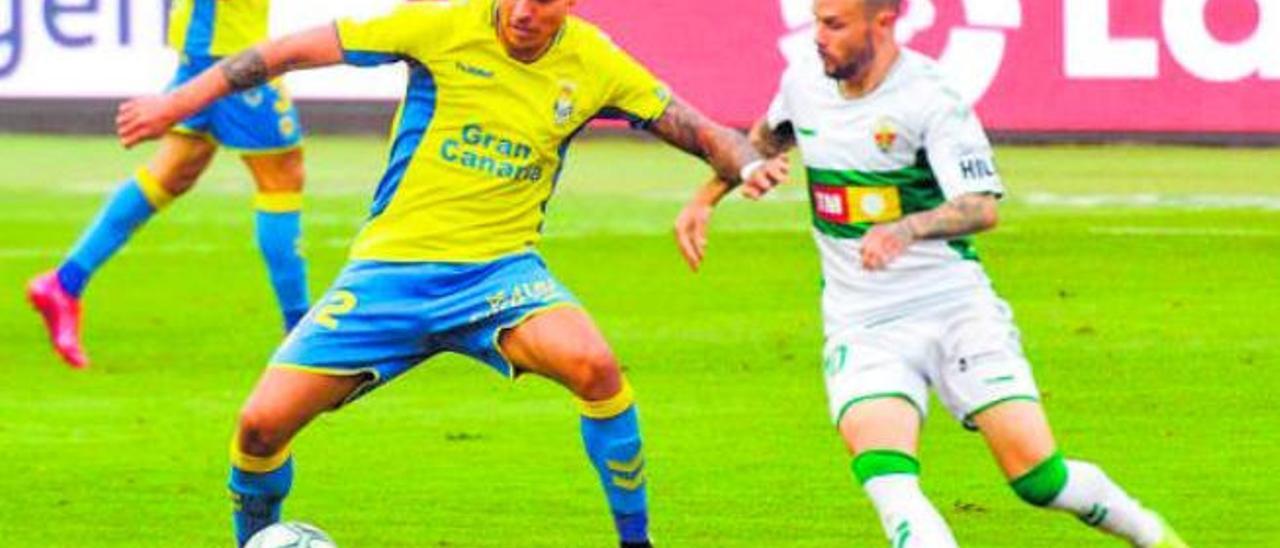 Juanjo Narváez controla el balón ante la oposición de un jugador del Elche, la temporada pasada.
