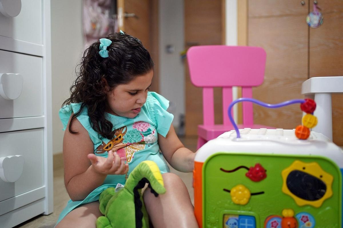 Elisabeth está a punto de cumplir nueve años y tiene síndrome de Angelman.