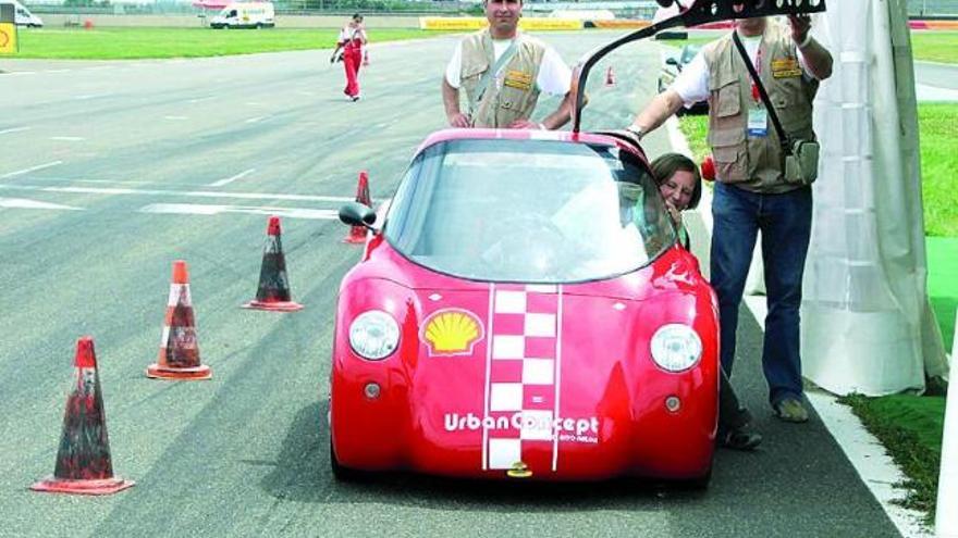 Tres periodistas franceses prueban el «urban concept» del IES Alto Nalón en el circuito de Nogaro.