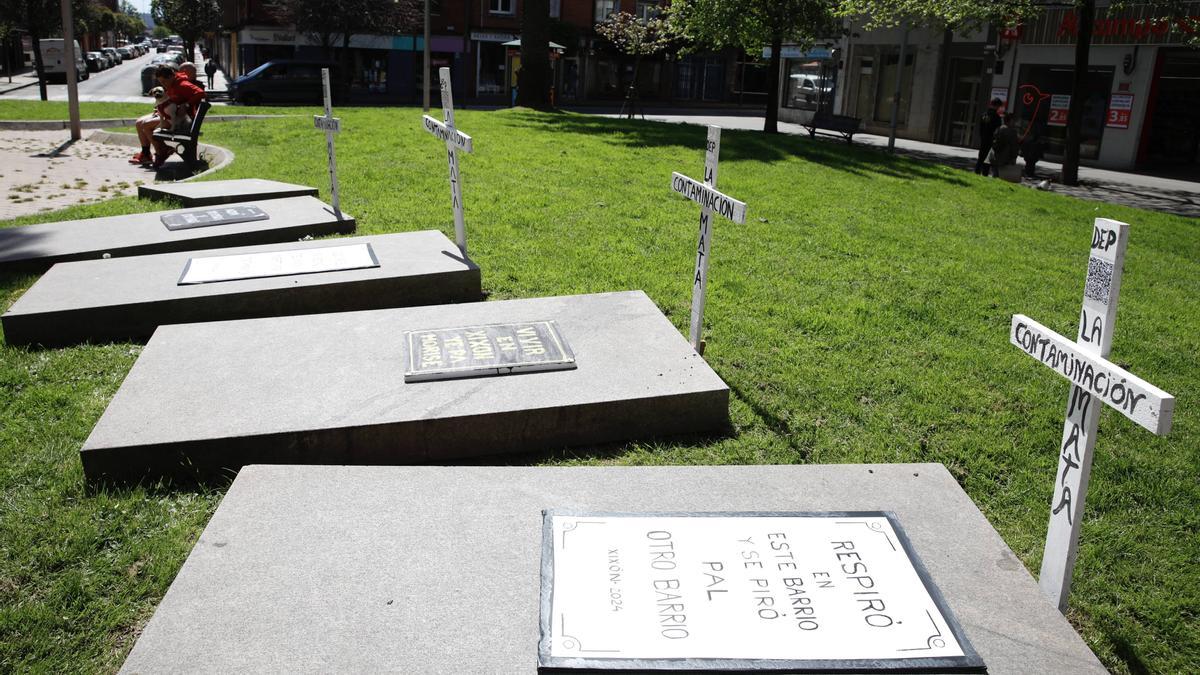 En imágenes: La llamativas lápidas y cruces que han aparecido en parques y jardines de Gijón: "Respiró en este barrio y se piró pal otro barrio"