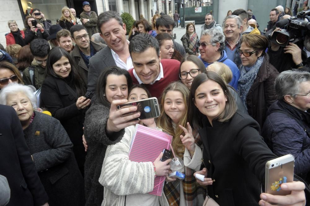 El secretario general del PSOE, Pedro Sánchez, ha visitado hoy la ciudad de A Coruña. En compañía de José Ramón Gómez Besteiro, el líder socialista se ha dejado fotografiar por las calles herculinas.