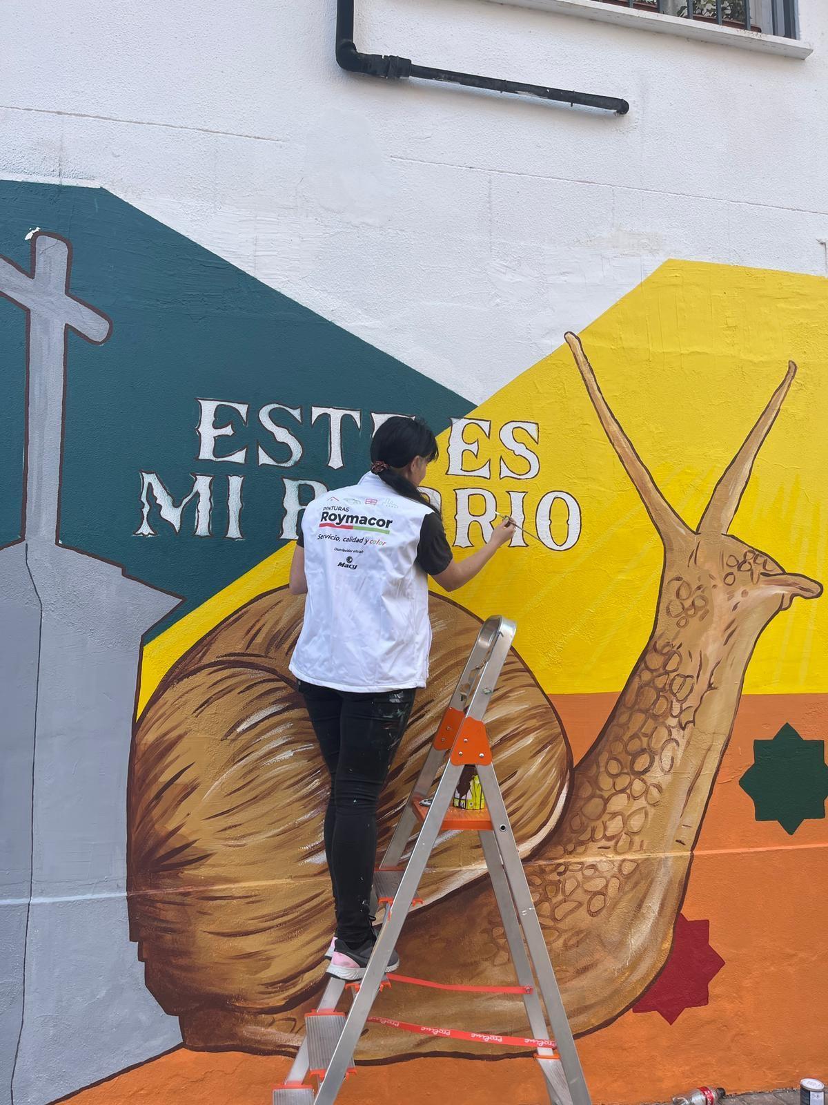 Clara Gómez Campos, en el proceso de elaboración del mural callejero.