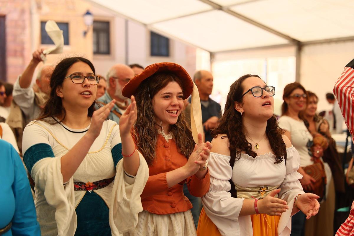 La lluvia no impide la multitudinaria comida en la calle de las fiestas del Oviedo Antiguo