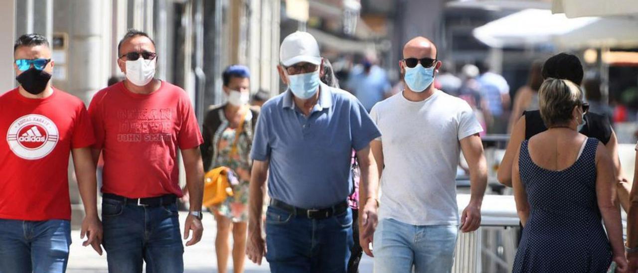 Gente por las calles de Cangas. |   // S.Á.