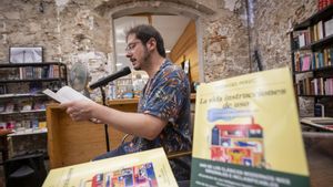 Barcelona. 23.06.2025. Cultura. Josep Pedrals durante su lectura del libro La vida instrucciones de uso’, lectura pública continuada del libro en la Librería Calders. Fotografía de Jordi Cotrina