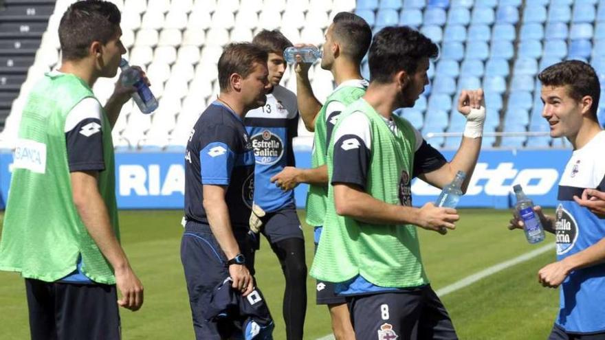 Manuel Mosquera, rodeado de jugadores del Fabril durante un entrenamiento esta semana en Riazor.