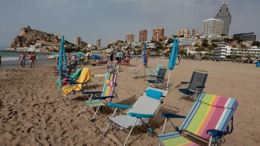 La Policía decidirá si es viable multar por dejar hamacas frente al mar