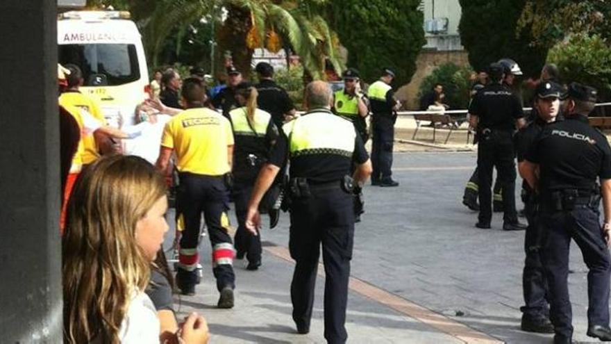 El equipo sanitario se lleva a una de las dos vecinas atendidas tras el incendio.