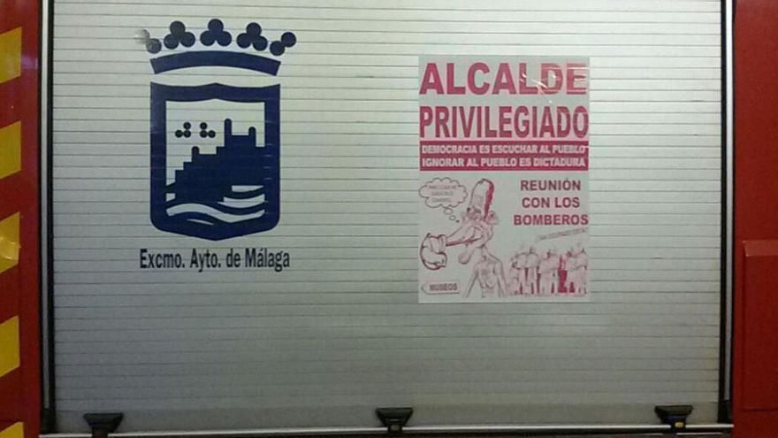 &quot;Alarma social&quot; por unos carteles de protesta de los bomberos de Málaga