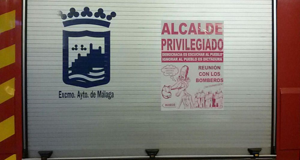 Con pegatinas y pintadas, reclaman una reunión con el alcalde y la destitución del actual inspector jefe, José Cruz.