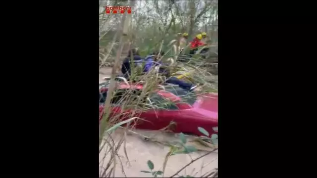 Vídeo | Los Bombers rescatan a dos personas atrapadas encima de su coche tras intentar cruzar el río Gaià