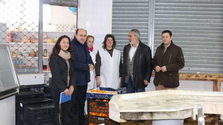 Visita del alcalde y la teniente de alcalde al mercado de Arbo. // Faro