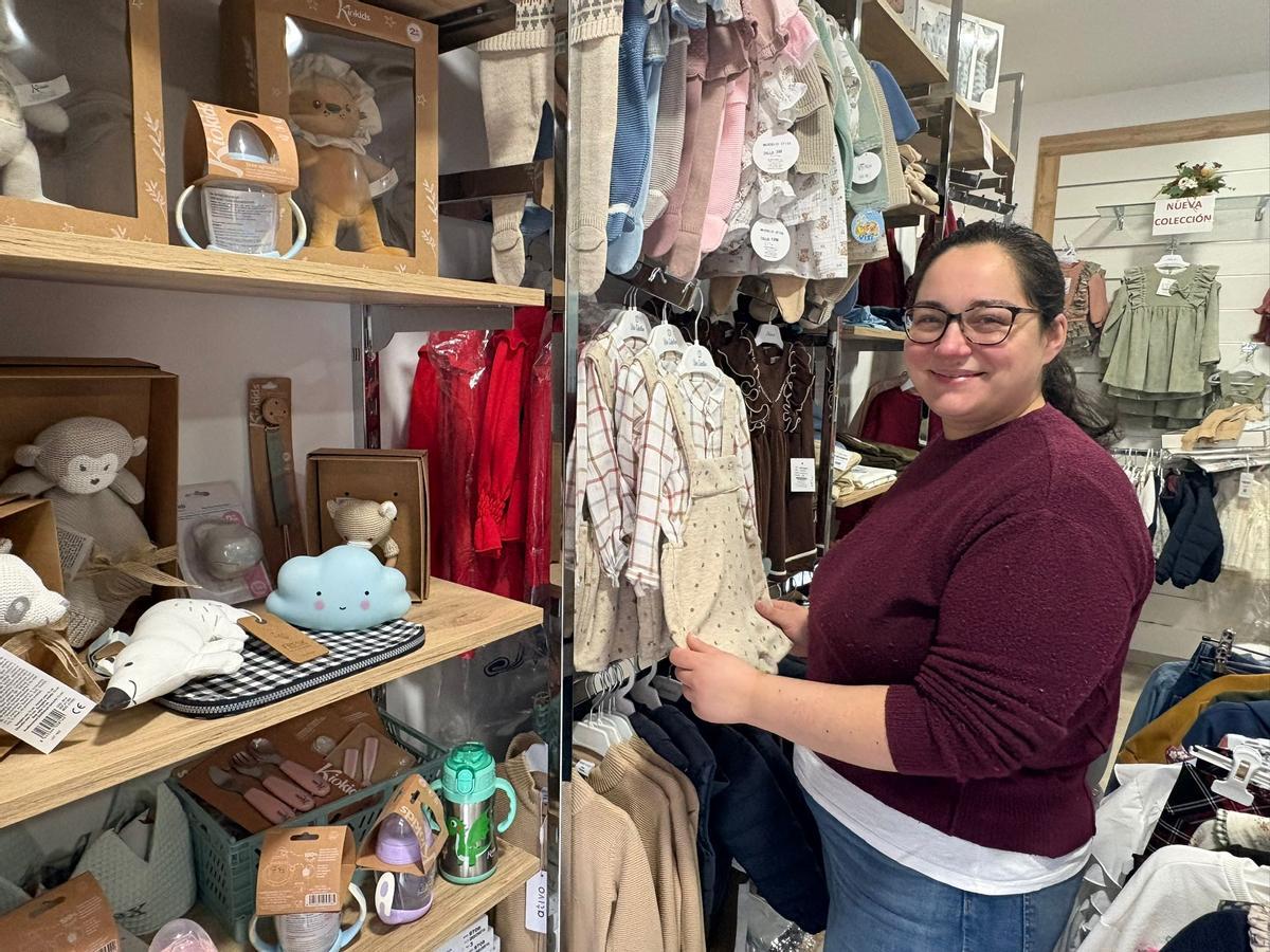 Katy Fernández, en su tienda de Cangas del Narcea.
