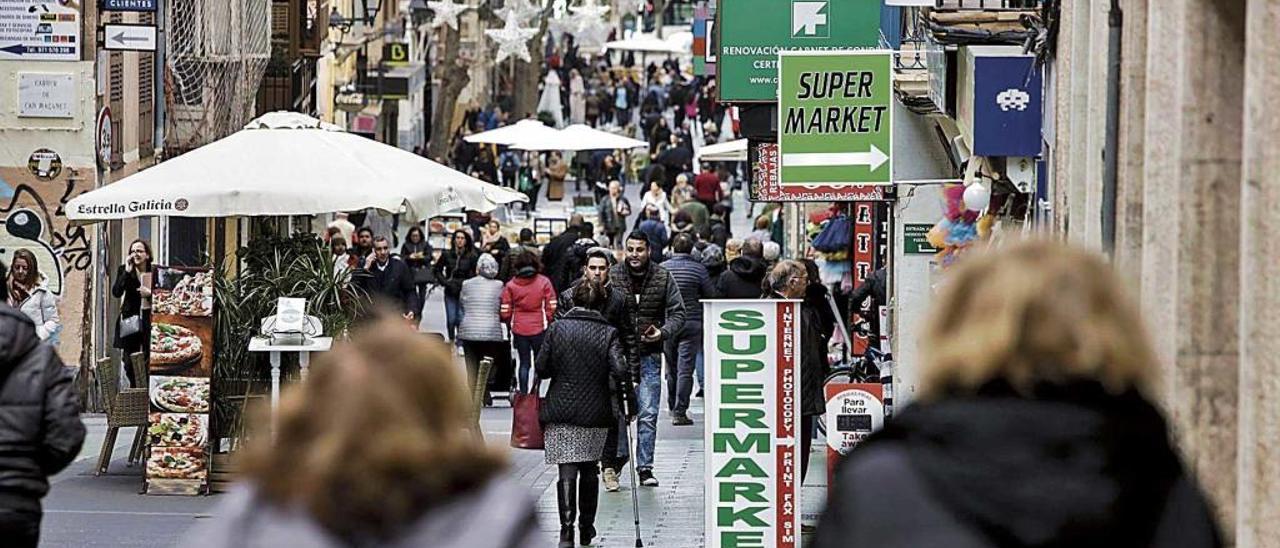 El comercio y la restauraciÃ³n reivindican mayor flexibilidad con el alquiler vacacional para compensar la caÃ­da de reservas hoteleras.