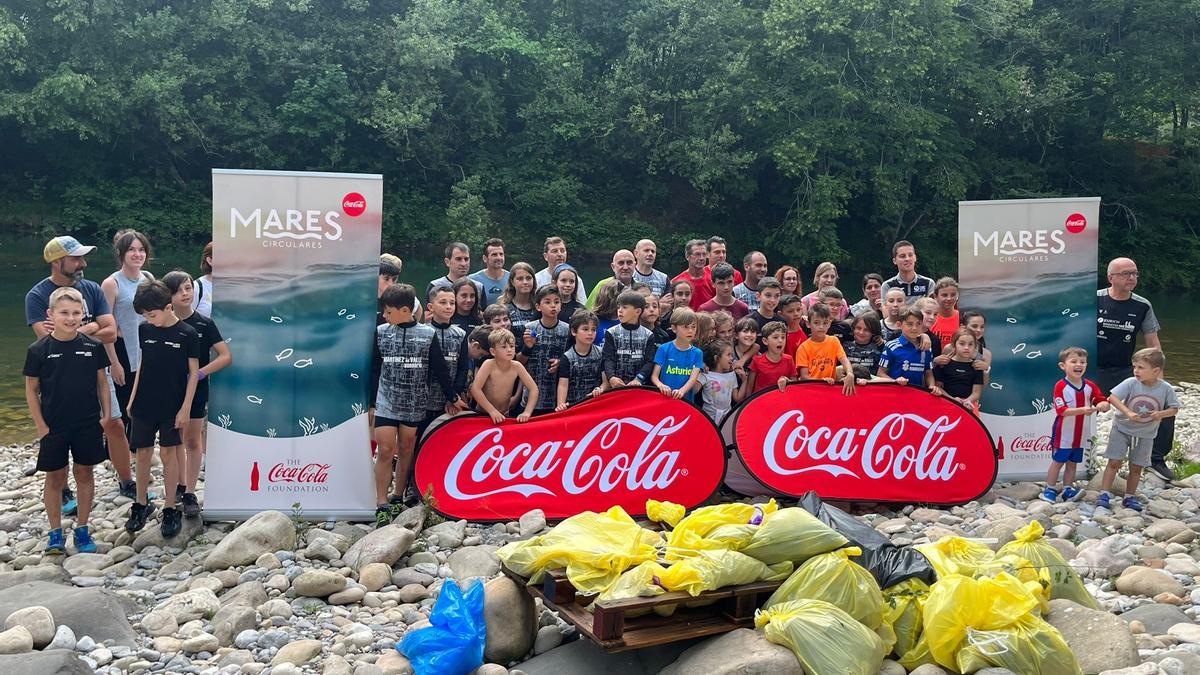 El grupo de voluntarios, con las bolsas de residuos.