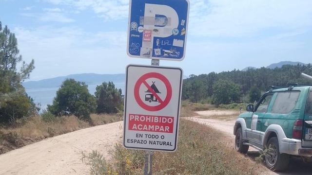 Una de las señales en el vial de Melide que recuerda la prohibición de acampar. | G.N.