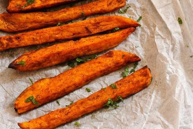 Boniatos dulces con naranja y canela: El postre sin horno que se hacía para Navidad en el pasado