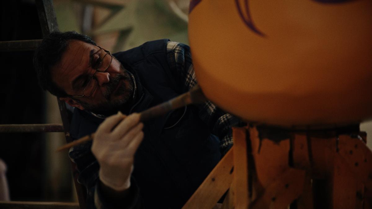 Vicente Herrando, dando una capa de pintura a una de sus figuras, destrozadas por la DANA.