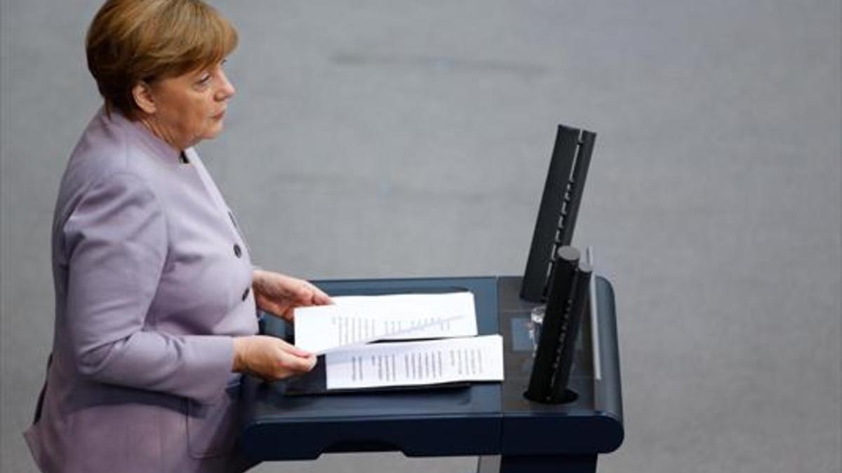 Merkel se dirige ayer a los diputados del Bundestag, en Berlín.