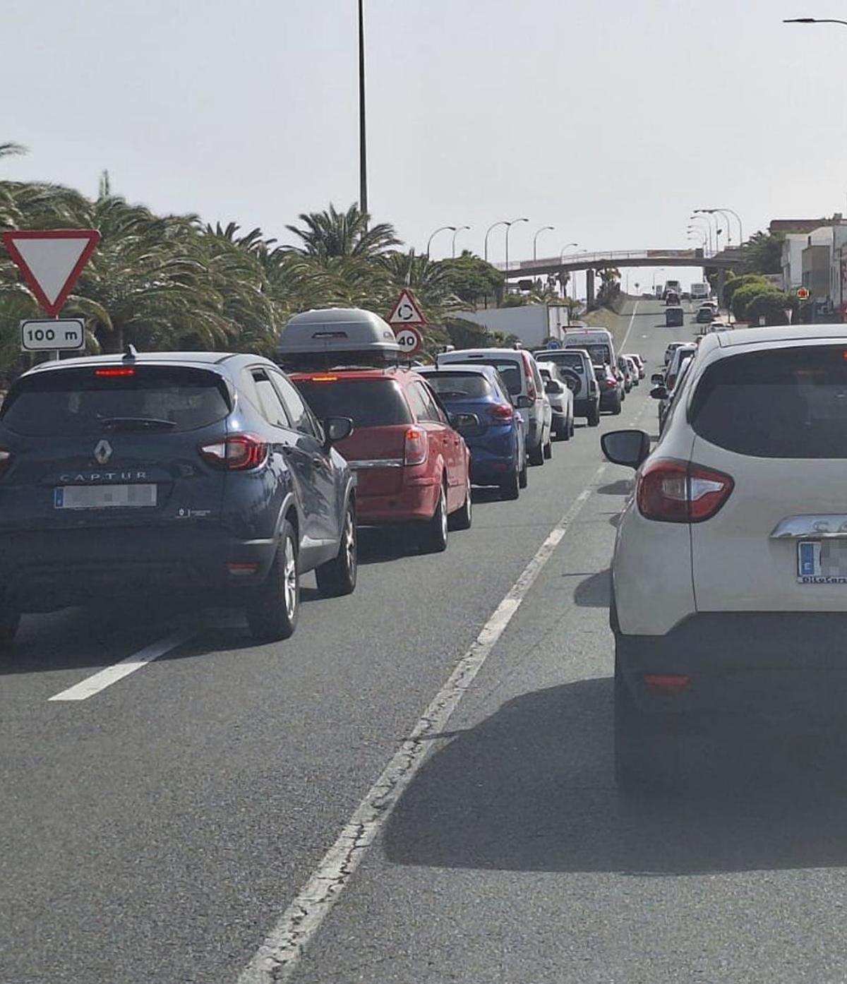 Imagen del acceso a Carrizal desde la GC-1 con retenciones.