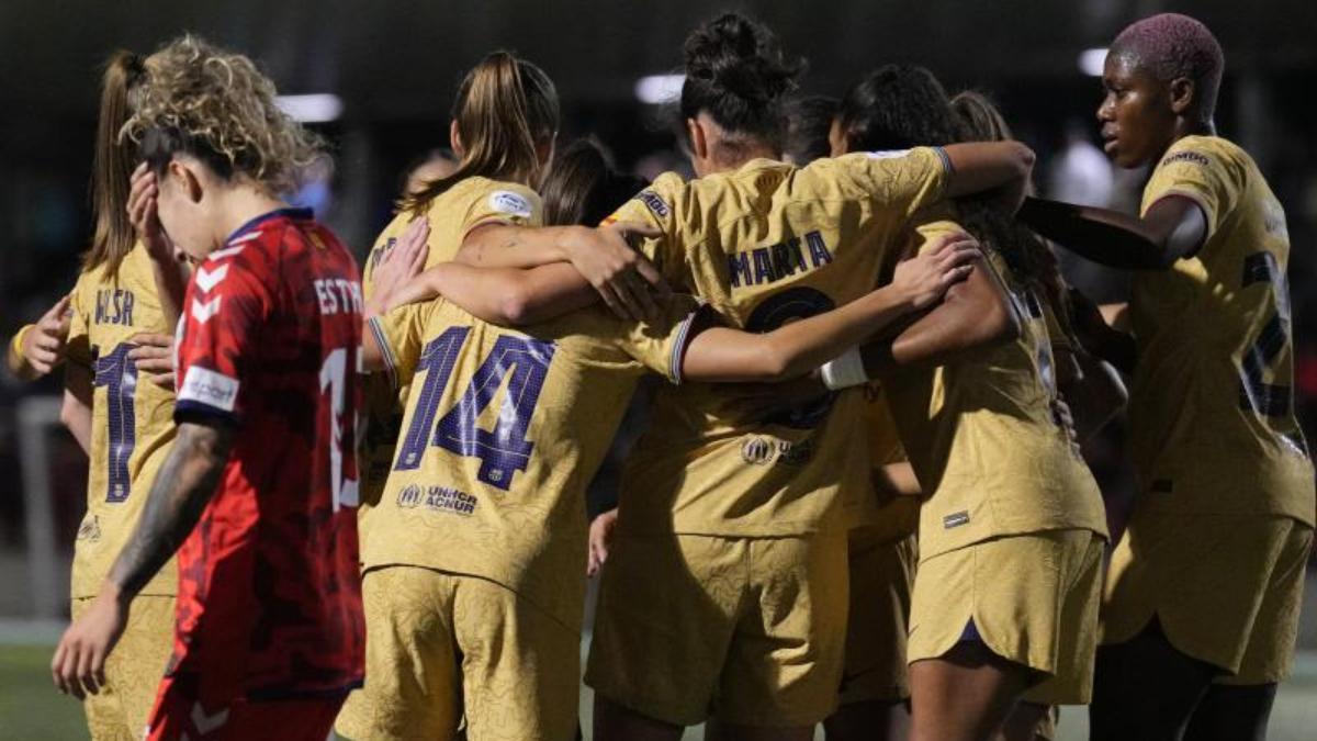 Las jugadoras del FC Barcelona celebran el tanto de su compañera, la centrocampista Patri Guijarro ante el Levante Las Planas correspondiente a la primera jornada de la Primera División femenina disputado en el Camp Municipal Les Planes en Sant Joan Despí, Barcelona.