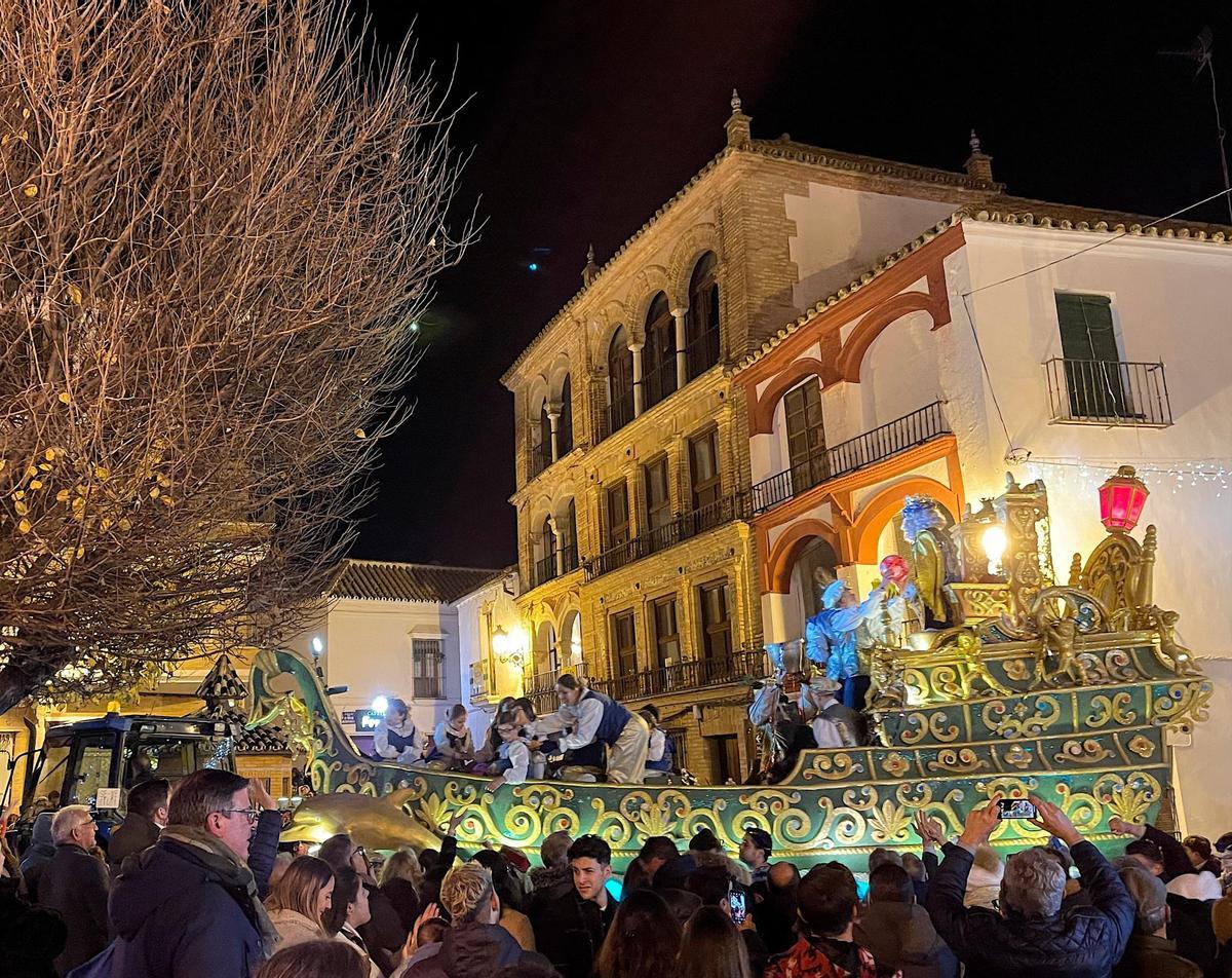 Sus Majestades de Oriente traen regalos e ilusión a una Carmona arrecida