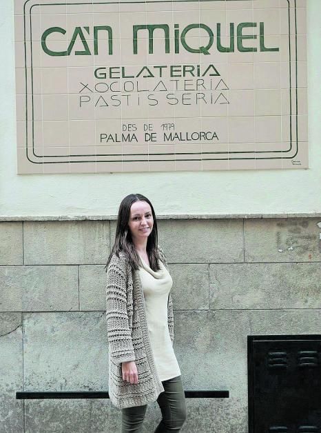 Marian Valero Solivellas, junto al cartel de la emblemática heladería.