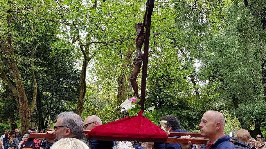 El arzobispo de Oviedo preside el vía crucis popular en el parque de Isabel la Católica